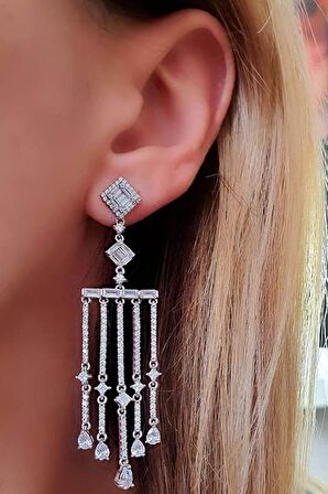 Pırlanta ışıltısında lüks zirkon taşlı gümüş tasarım küpe