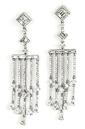 Pırlanta ışıltısında lüks zirkon taşlı gümüş tasarım küpe