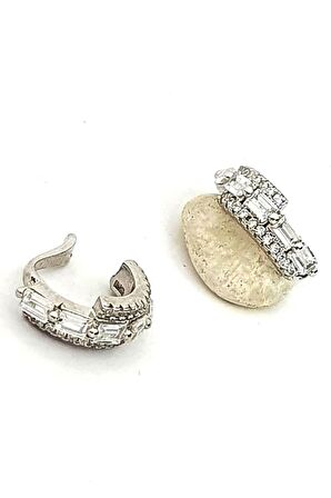 gümüş pırlanta ışıltısında baget zirkon taşlı kıkırdak küpesi