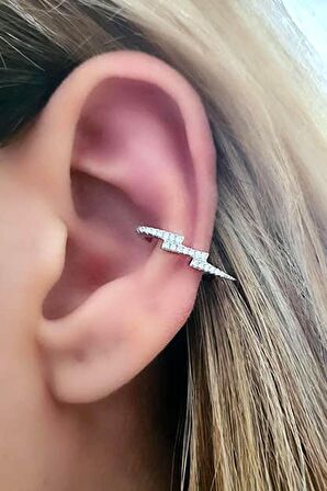 Şimşek figürlü gümüş pırlanta ışıltısında zirkon taşlı sıkıştırmalı kıkırdak küpesi 