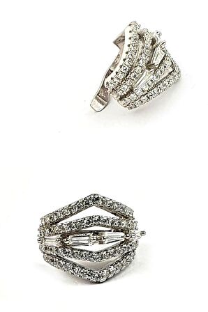 Pırlanta ışıltısında zirkon taşlı gümüş sıkıştırmalı kıkırdak küpe