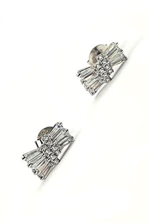 Pırlanta ışıltısında zirkon taşlı minimal fiyonk gümüş küpe