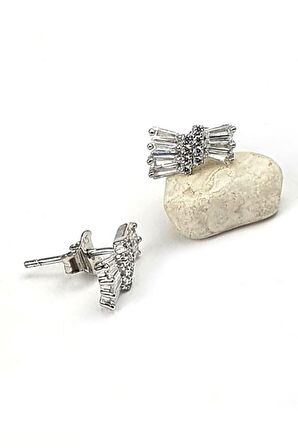 Pırlanta ışıltısında zirkon taşlı minimal fiyonk gümüş küpe