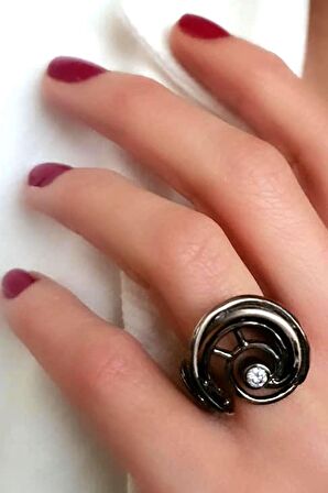 Zirkon taş detaylı tasarım siyah rodajlı gümüş yüzük 