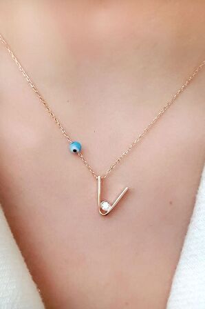 Nazar boncuklu ve zirkon taş detaylı gümüş rose v harfi  kolye