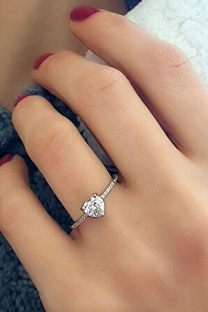 Kalp figürlü zirkon taşlı gümüş tek taş yüzük