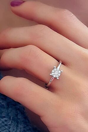 Pırlanta ışıltısında zirkon taşlı gümüş tek taş yüzük