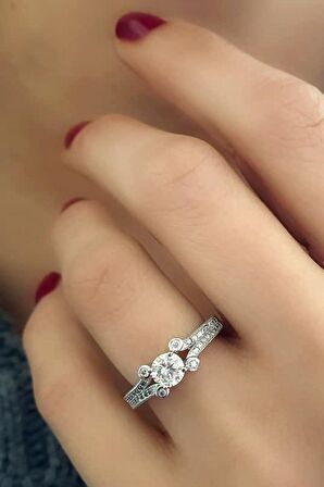 Pırlanta ışıltısında zirkon taşlı gümüş tek taş yüzük