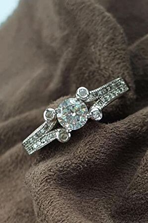 Pırlanta ışıltısında zirkon taşlı gümüş tek taş yüzük