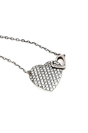 Pırlanta ışıltısında zirkon taşlı gümüş kalp figürlü aşk kolyesi