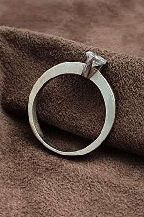 Pırlanta ışıltısında zirkon taşlı gümüş tek taş yüzük