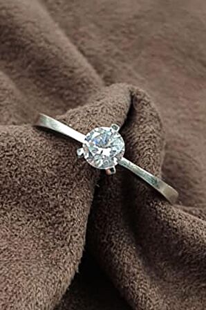 Pırlanta ışıltısında zirkon taşlı gümüş tek taş yüzük