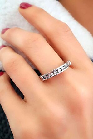 İtalyan tasarımı pırlanta ışıltısında zirkon taşlı gümüş sıra taş yüzük