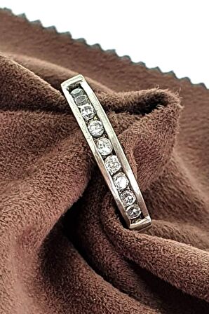 İtalyan tasarımı pırlanta ışıltısında zirkon taşlı gümüş sıra taş yüzük