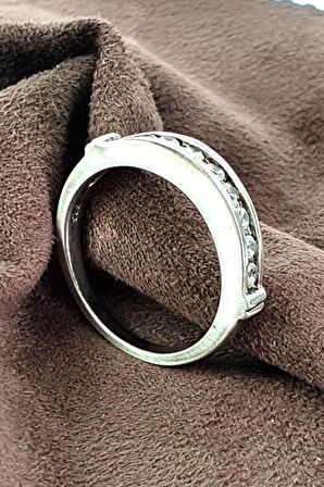 İtalyan tasarımı pırlanta ışıltısında zirkon taşlı gümüş sıra taş yüzük