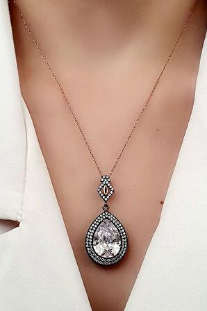 Elmas isciliginde zirkon taşlı gümüş rose damla kolye