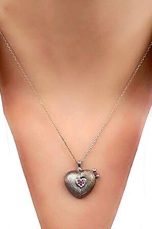 Pembe zirkon taş detaylı gümüş kalpli aşk kolyesi 