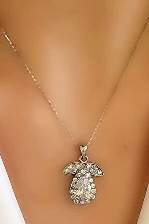 Pırlanta ışıltısında zirkon taşlı 925 ayar gümüş damla kolye