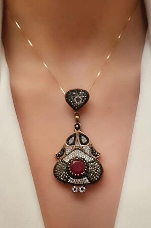 Swarovski taşlı kök yakut taş detaylı 925 ayar gümüş rose tasarım kolye