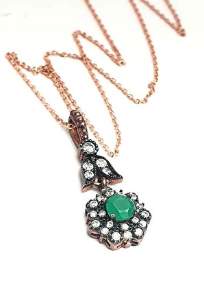 Elmas isciliginde zirkon taşlı kök zümrüt detaylı 925 ayar gümüş rose kolye 