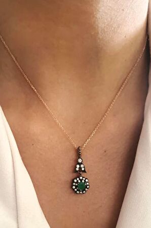 Elmas isciliginde zirkon taşlı kök zümrüt detaylı 925 ayar gümüş rose kolye 
