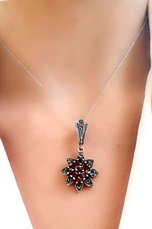 markazit taş detaylı granat taşlı 925 ayar gümüş çiçek kolye 