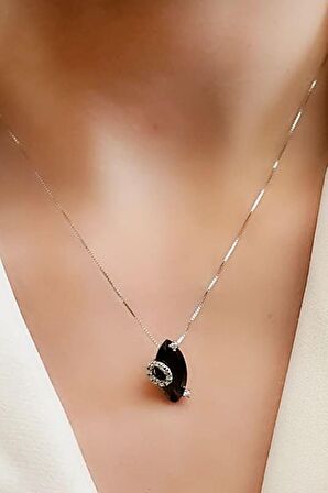 Oniks taşlı zirkon taş detaylı 925 ayar gümüş mekik kolye 