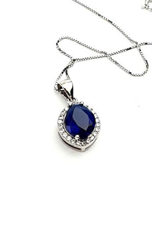 Lacivert zirkon taşlı pırlanta ışıltısında zirkon taş detaylı 925 ayar gümüş mekik kolye