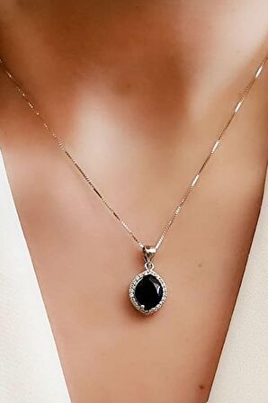 Lacivert zirkon taşlı pırlanta ışıltısında zirkon taş detaylı 925 ayar gümüş mekik kolye