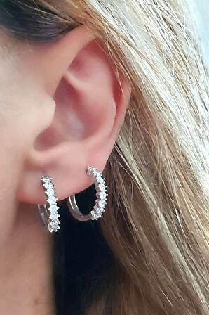 Pırlanta ışıltısında 7 sıra  zirkon taşlı 925 ayar gümüş halka küpe 