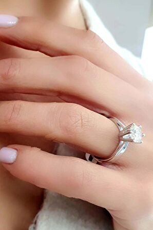 Sky Diamond Taşlı 925ayar Gümüş Üzerine Beyaz Altın Kaplama Tek Taş Yüzük