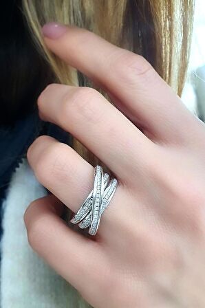 Pırlanta Parlaklığında Zirkon Taşlı 925ayar Gümüş İtalyan Tasarımı Atlamalı Yüzük