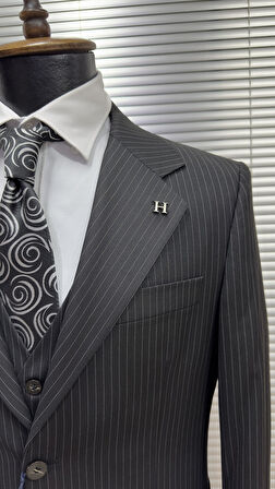 Yelekli Çizgili Takım Elbise – Modern Fit