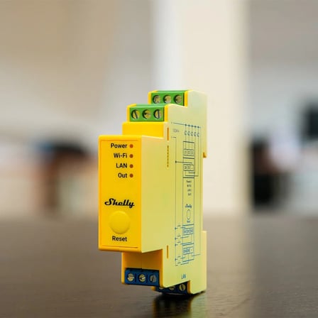 Shelly Pro RGBWW PM elektrik panosunda DIN ray montajlı LED aydınlatma kontrol uygulaması
