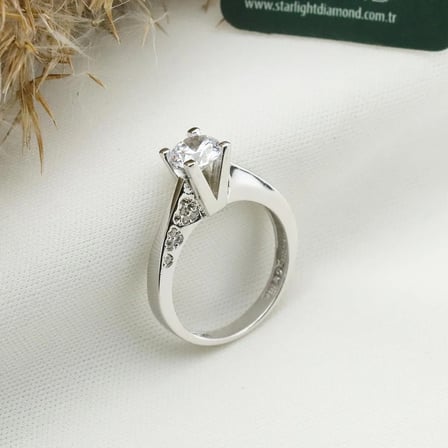 Starlight Diamond Yanı Kalp Taşlı Tek Taş Gümüş Yüzük