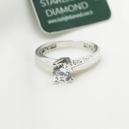 Starlight Diamond Yanı Kalp Taşlı Tek Taş Gümüş Yüzük