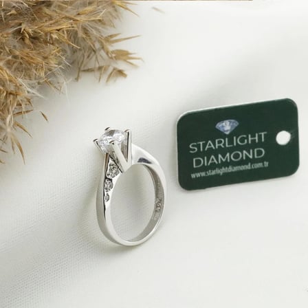 Starlight Diamond Yanı Kalp Taşlı Tek Taş Gümüş Yüzük