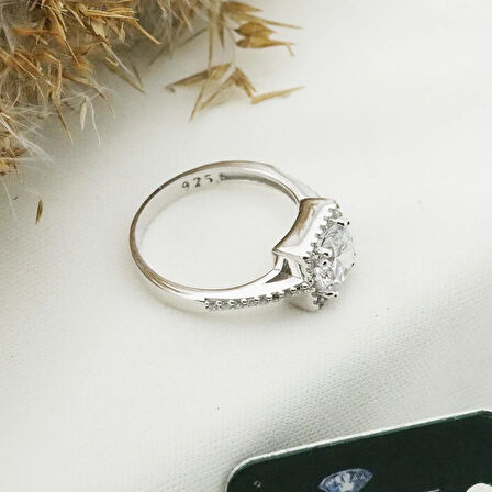 Yanları Pırıltılı Taşlarla Süslenmiş Kare 3.00 ct Starlight Diamond Tektaş