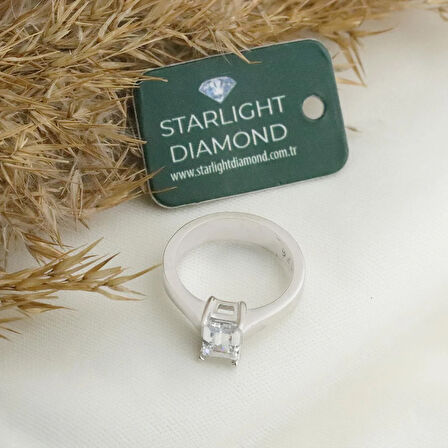 Emerald Kesim Tek Taş Starlight Diamond Gümüş Yüzük