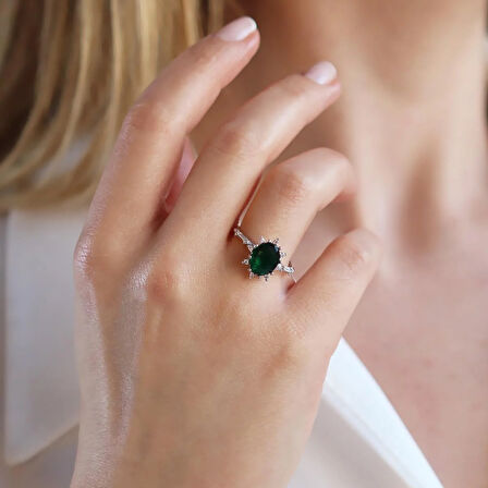 Zümrüt Taşlı Elips Lotus Çiçeği Gümüş Yüzük