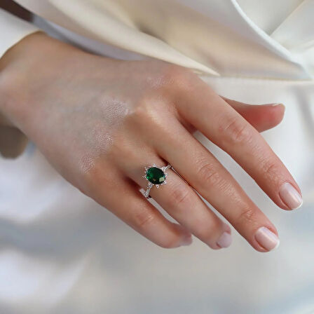 Zümrüt Taşlı Elips Lotus Çiçeği Gümüş Yüzük