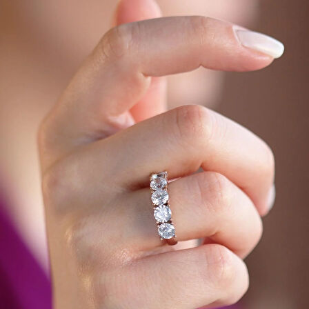 Round Kesim Beştaş Modeli Rose Gold Kaplama Sky Diamond Yüzük
