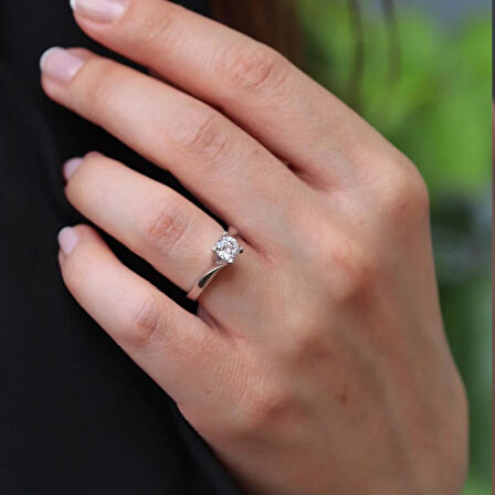 Starlight Diamond Çapraz Yuvarlak Kesim Pırlanta Montür Gümüş Tek Taş Yüzük