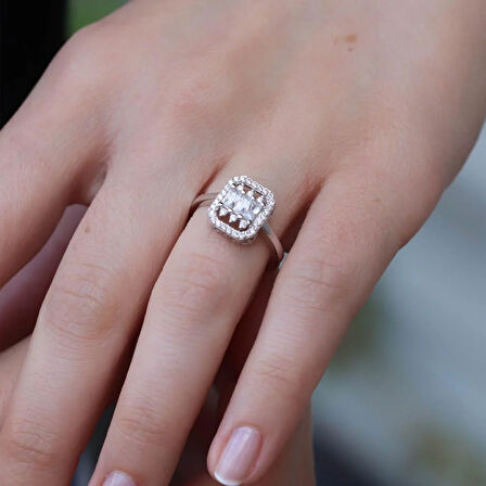 Starlight Diamond Ortası 3 Baget Pırlanta Montür Gümüş Yüzük