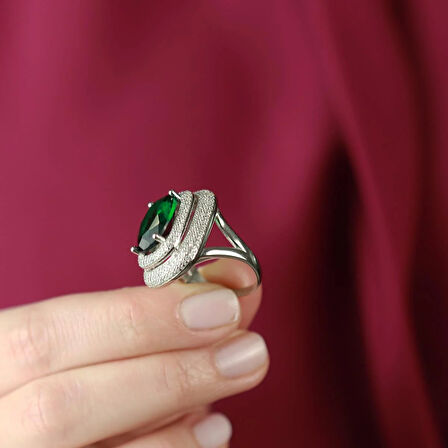 Zirkon Taş Çerçeveli Kök Zümrüt Taşlı  Gümüş Yüzük