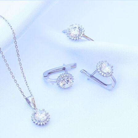 Etrafı Pırıltılı Taşlarla Çevrili Yuvarlak Montür Sky Diamond Gümüş Set