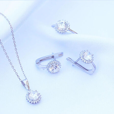 Etrafı Pırıltılı Taşlarla Çevrili Yuvarlak Montür Sky Diamond Gümüş Set