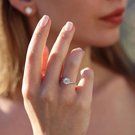 Etrafı Pırıltılı Taşlarla Çevrili Yuvarlak Montür Sky Diamond Gümüş Set