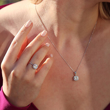 Etrafı Pırıltılı Taşlarla Çevrili Kare Montür Sky Diamond Gümüş Set