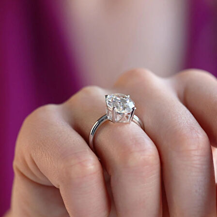 Oval Kesim Tek Taş Modeli  4,5ct 925 Ayar Gümüş Sky Diamond Set